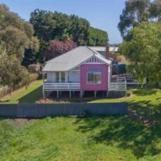 Open fire - 3 Bedrooms and 2 Bathrooms. A bright sunny cottage with the best views of the lake. Previously the house for the manager of the sale yards in Camperdown. 